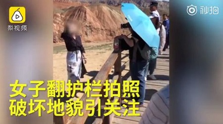 女游客翻越市政護(hù)欄采訪