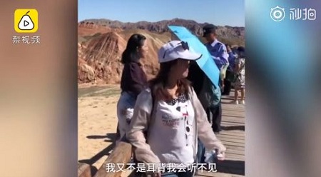 女游客翻越市政護(hù)欄采訪