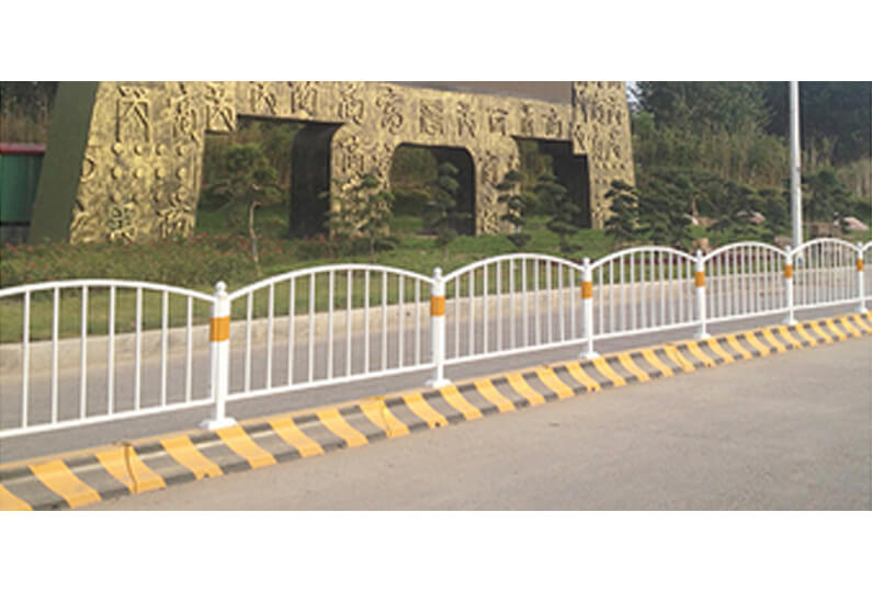 髙速公路側(cè)防護(hù)欄和中央道路護(hù)欄的較大功效是啥？